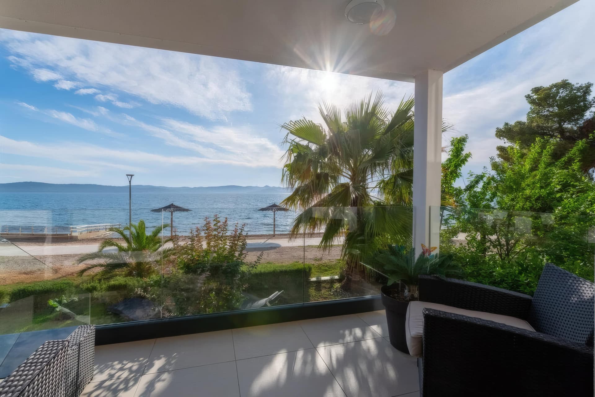 Überdachte Terrasse mit Palmen und Meerblick – Ferienwohnung Bibinje Zadar