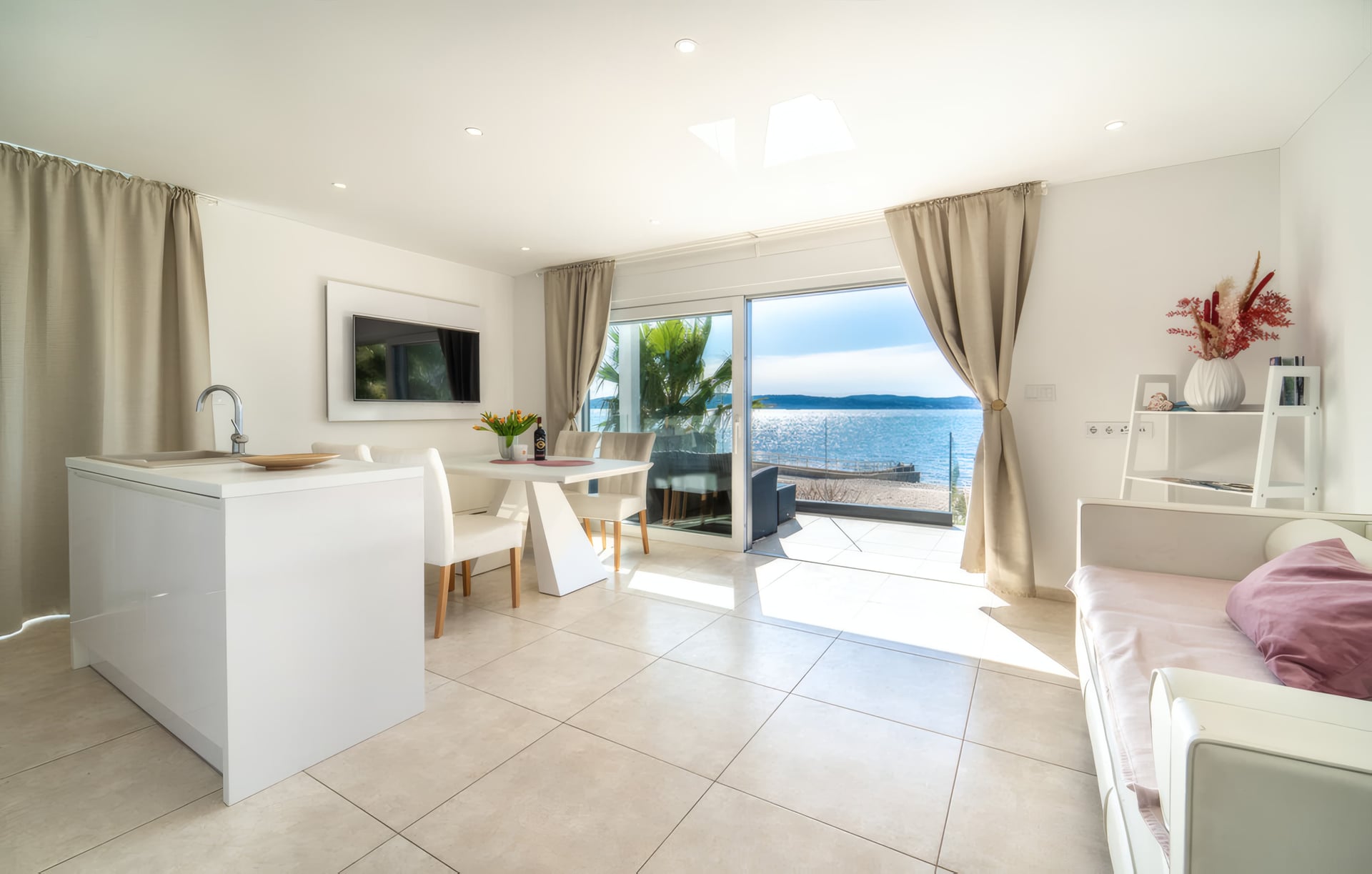 Apartment 1 in Bibinje bei Zadar – Wohnzimmer mit Meerblick, für Family & Friends Urlaub an der Adria